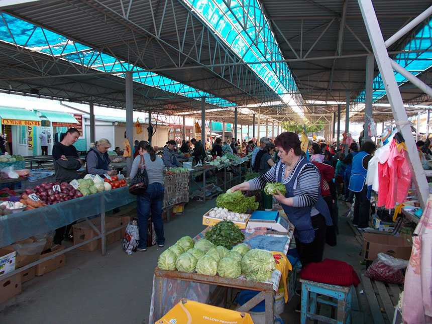 Овощные ряды на рынке