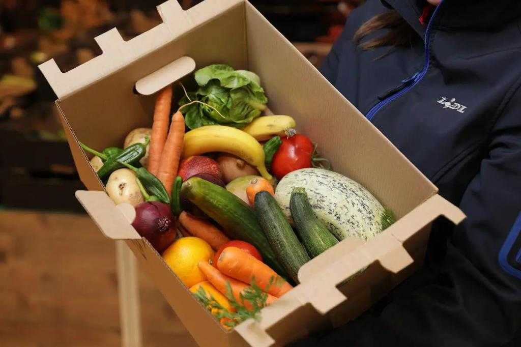Овощи и фрукты в коробке