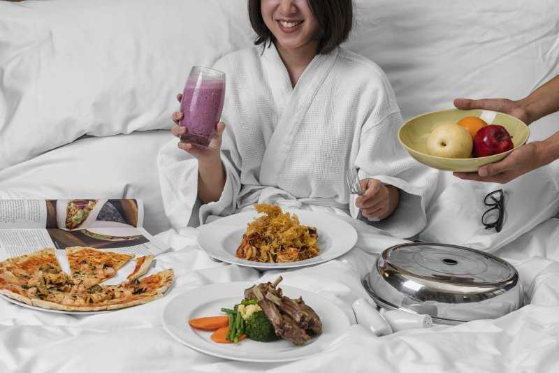 женщина ест в постели
