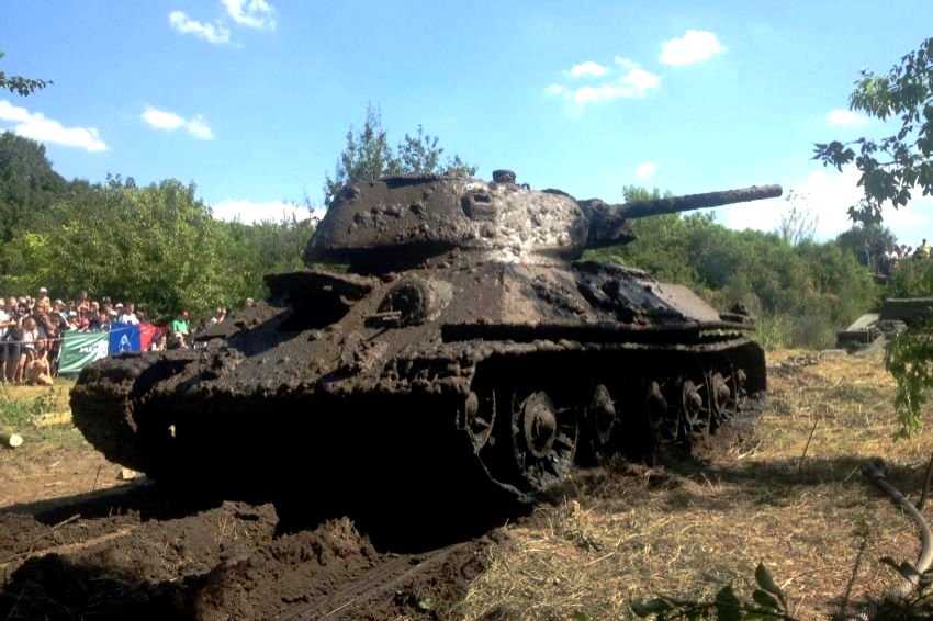 подняли из болота танк Т - 34-76